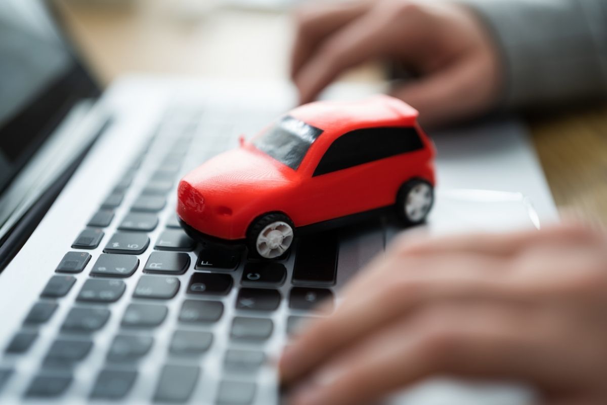 Corretor explicando como vender seguro de carro para cliente