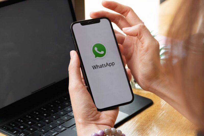 Corretor de seguros usando o WhatsApp para vender seguro de vida
