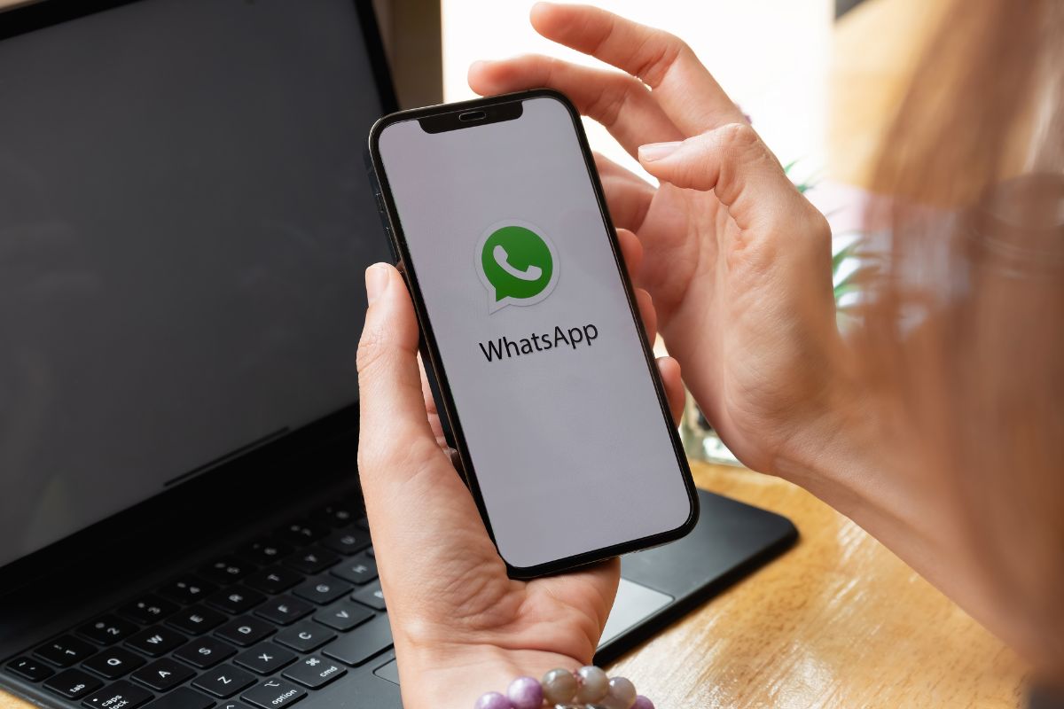 Corretor de seguros usando o WhatsApp para vender seguro de vida
