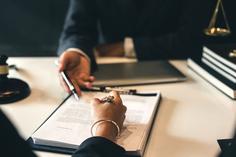 Corretor de seguros explicando como funciona o seguro garantia para cliente empresarial