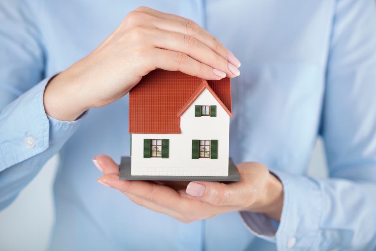 Corretor explicando seguro residencial a cliente de forma consultiva