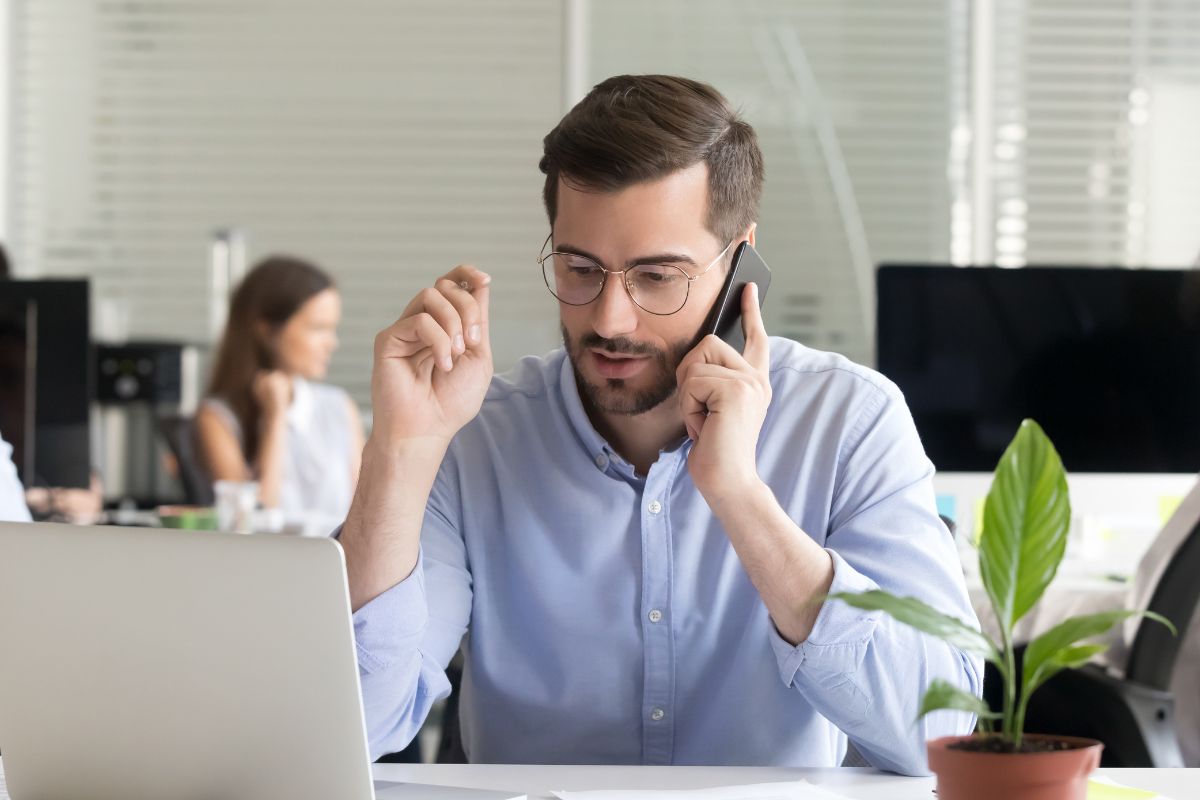 Corretor iniciante explicando como vender seguros para cliente