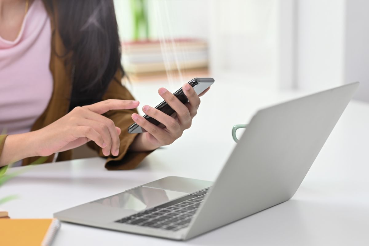 Corretor de seguros atuando no digital com foco em vendas online
