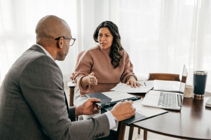 Corretor de seguros especializado em empresas, com postura profissional e confiant