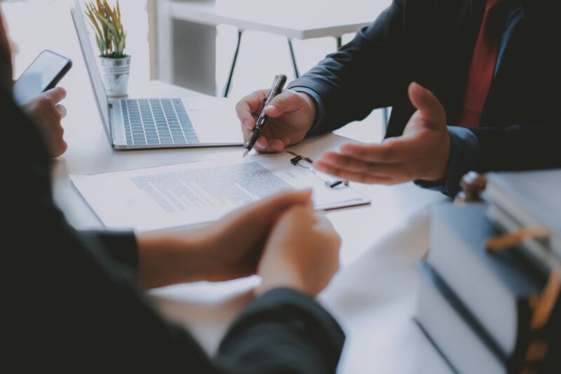 Corretor de seguros apresentando proposta para embarcador