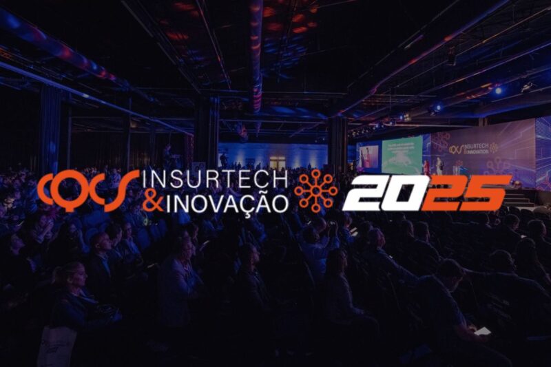 Palco e auditório lotado durante o evento CQCS Insurtech 2025
