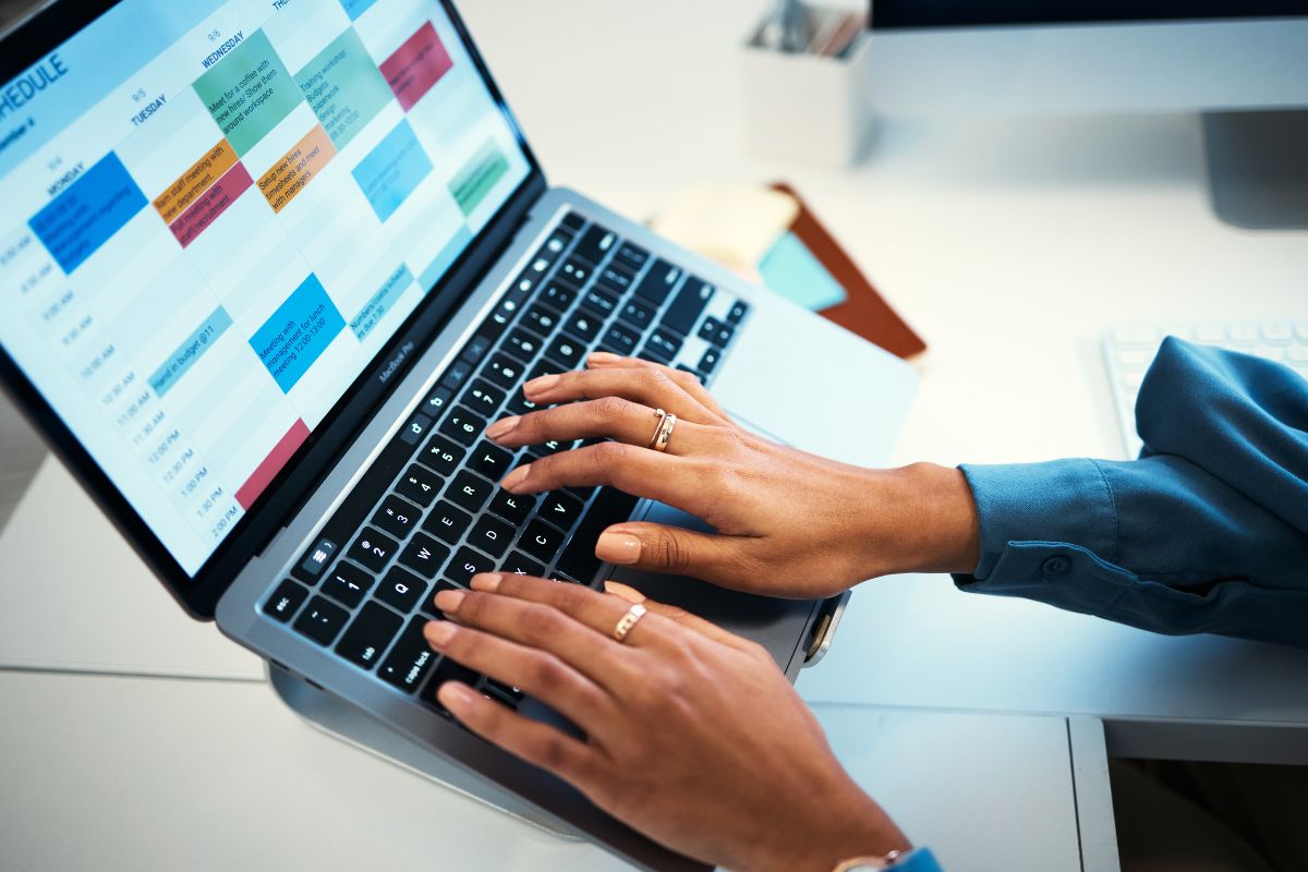 Corretor de seguros usando CRM para gerenciar clientes e vendas