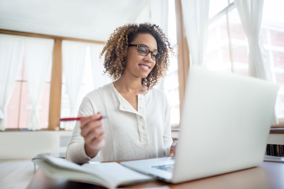 Corretor de seguros fazendo curso online pelo notebook