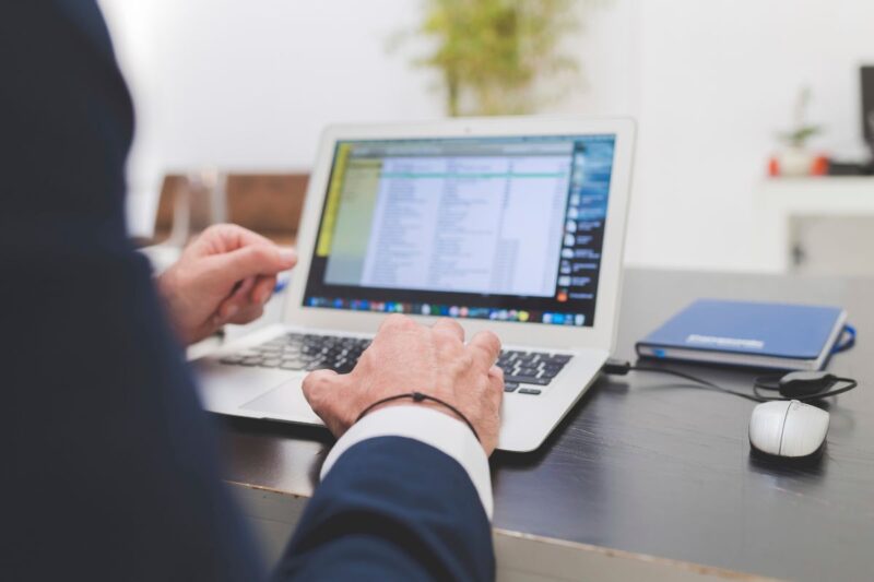 Tela de CRM de corretora de seguros com interações e dados de cliente organizados