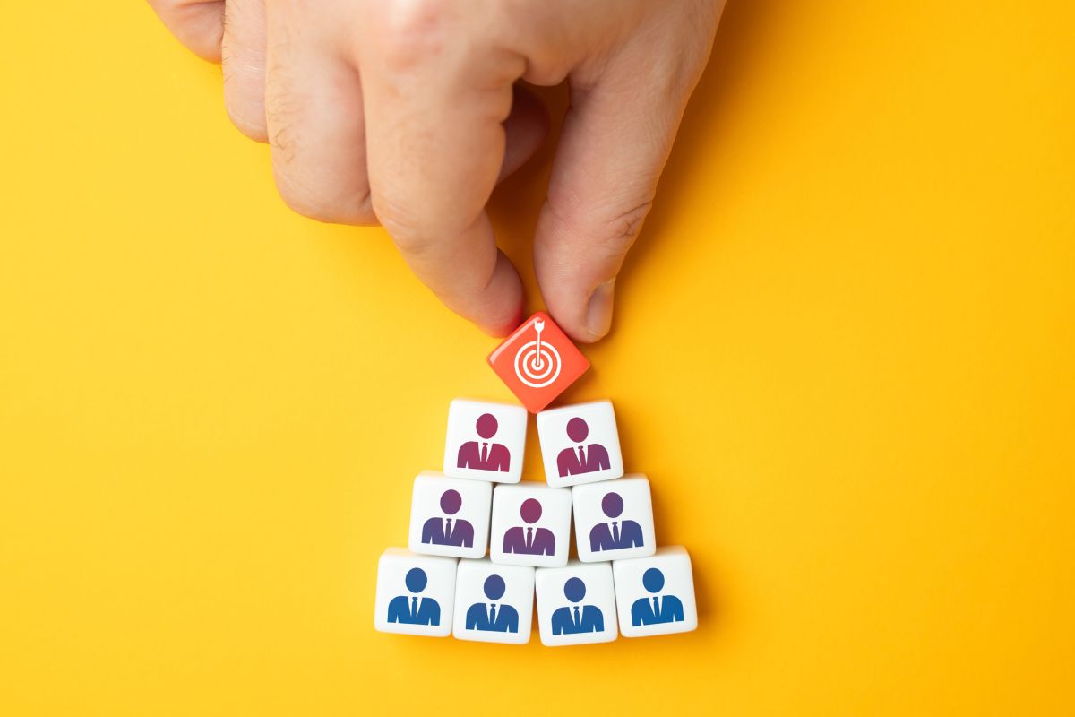 Corretor analisando estratégias para gerar leads de seguro de vida
