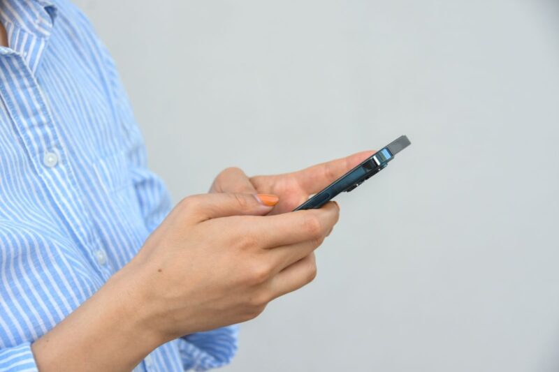 Link digital de venda de seguro sendo acessado por cliente em smartphone