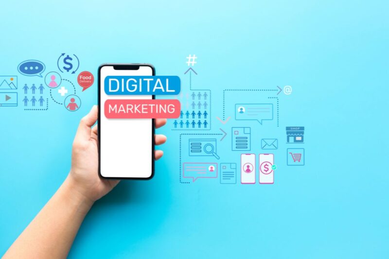 Corretor aplicando marketing digital para vender seguros pela internet