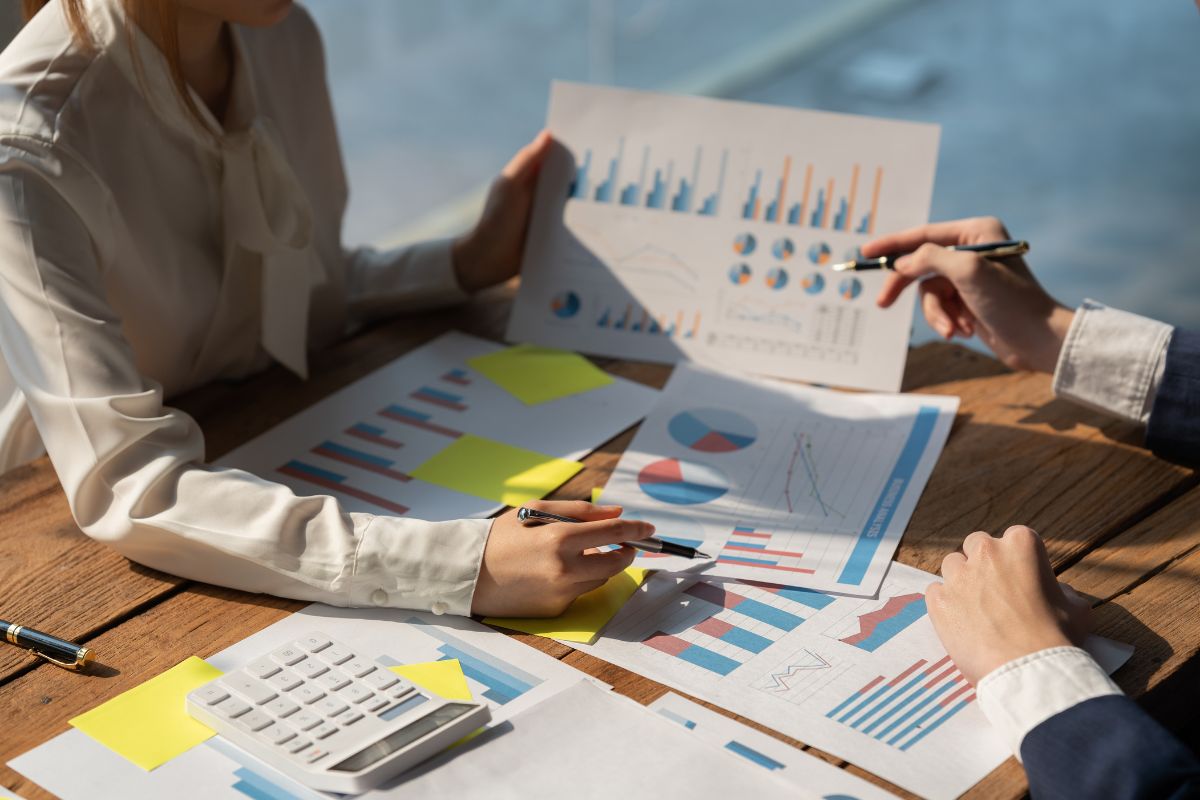 Corretor aplicando estratégias de marketing para corretora de seguros
