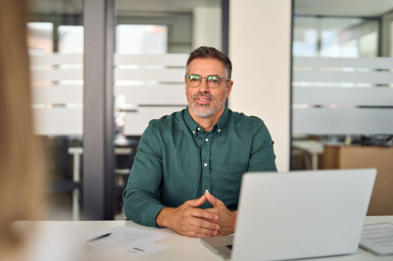 Corretor de seguros explicando apólice a cliente