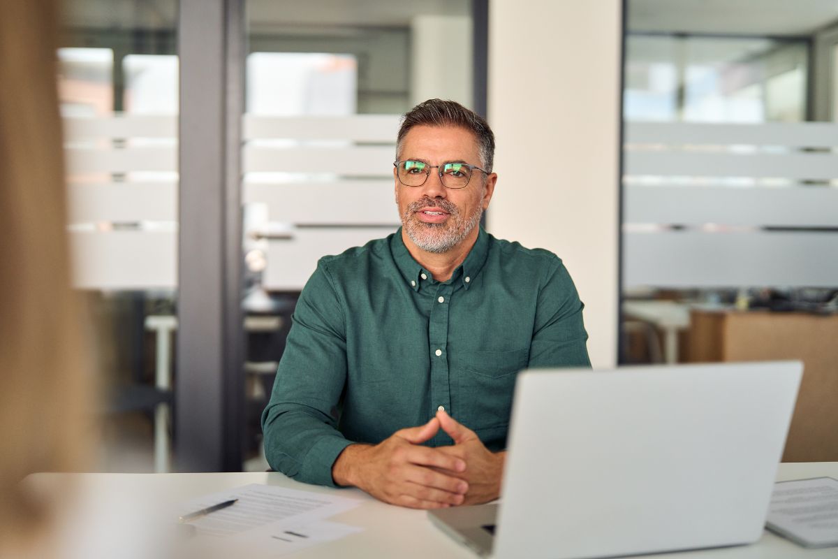 Corretor de seguros explicando apólice a cliente