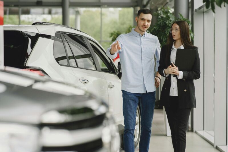 Corretor fazendo parceria para vender seguro de carro