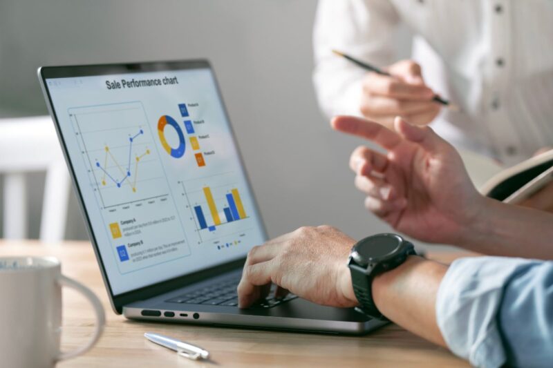 Painel de indicadores de vendas em CRM para corretoras
