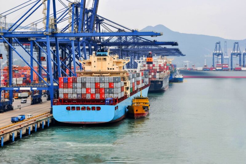 Container sendo embarcado em navio para transporte internacional