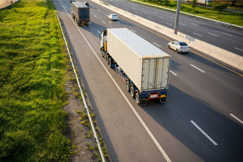 Caminhão carregado em estrada rural transportando mercadorias