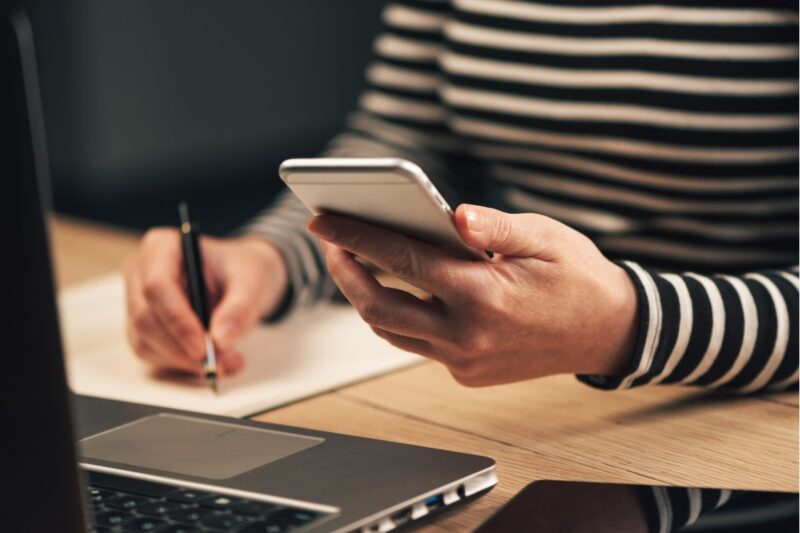 Tela de celular com lista de contatos para iniciar vendas de seguro de vida entre conhecidos